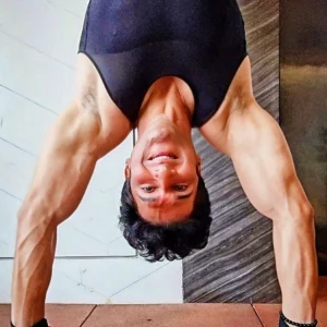 manish raisinghan age